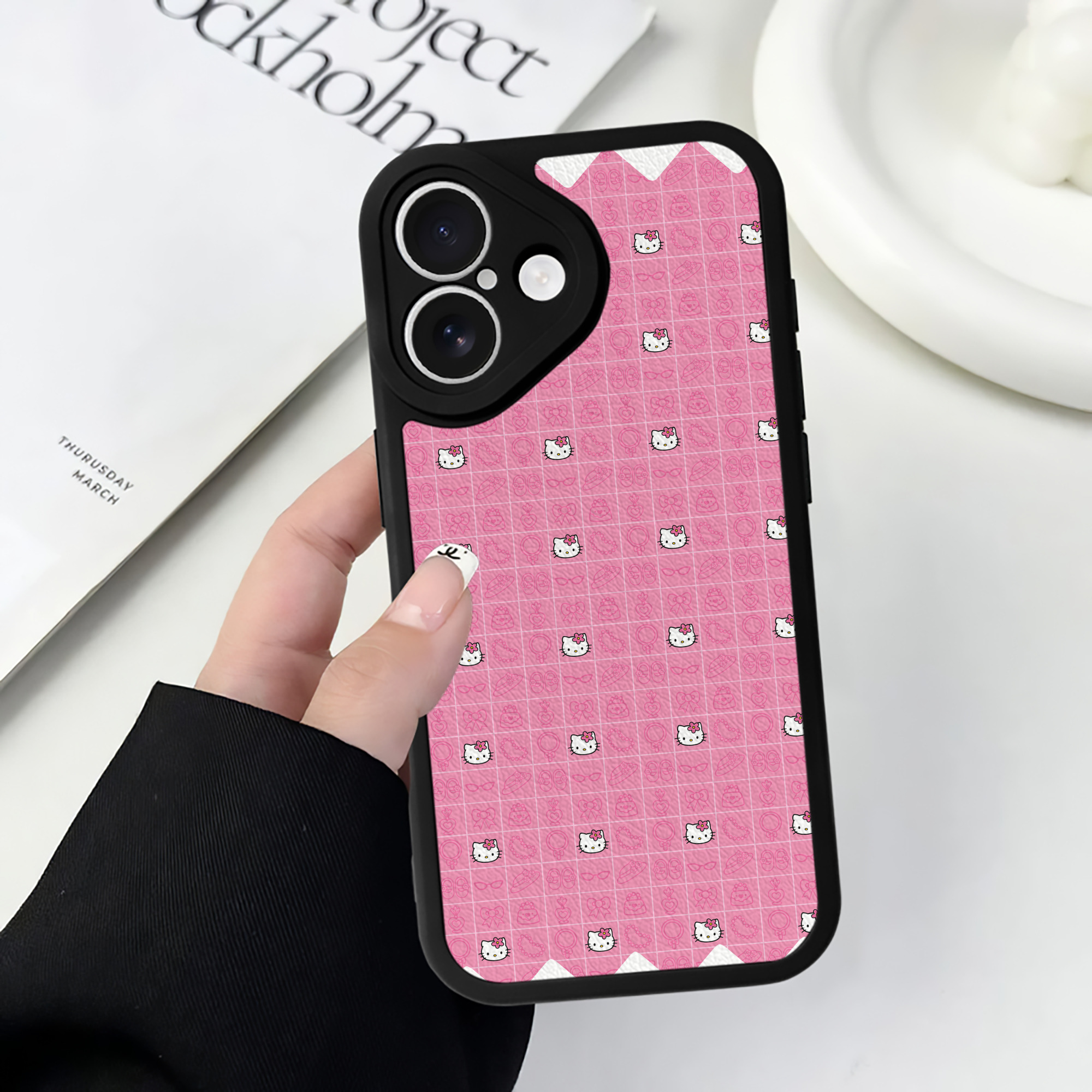（画像用） Hello Kitty ハローキティ 【iPhone 16シリーズ対応】シリコンスマホケース（レザー調） 材質：シリコン